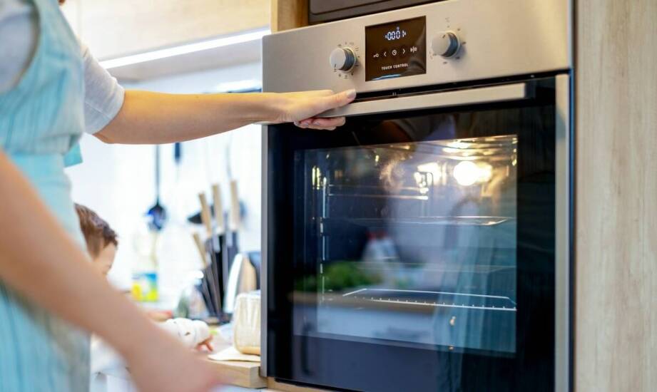 Jak skutecznie używać płynu do czyszczenia piekarników w różnych typach urządzeń?