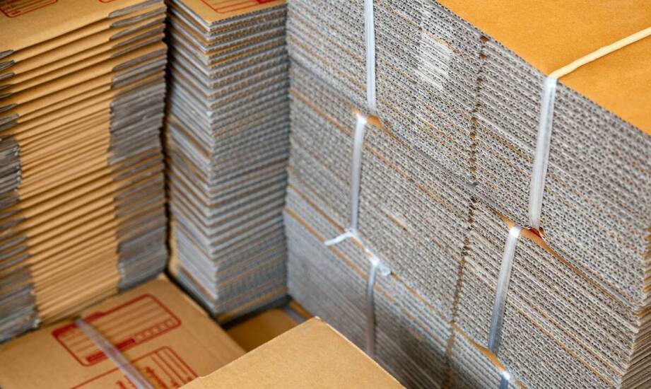 Klapowe kartony a wymagania prawne dotyczące opakowań