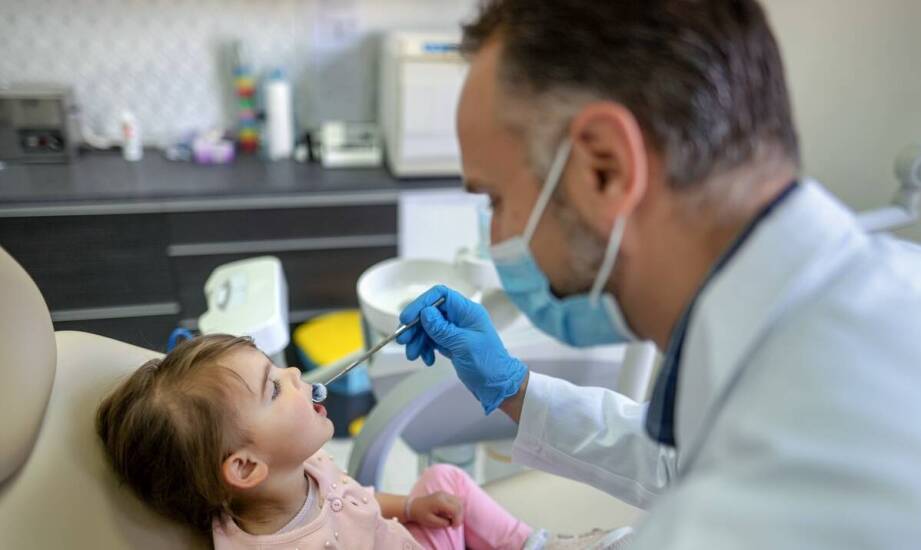 Jakie korzyści niesie zaawansowana dziecięca stomatologia?
