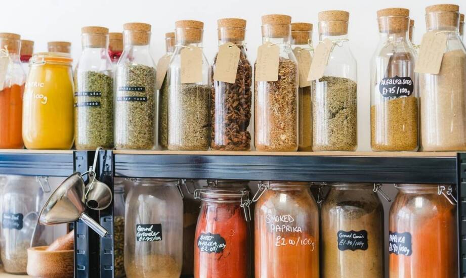 Ozdobne szklane butelki a personalizacja etykiet – jak stworzyć unikatowy produkt?