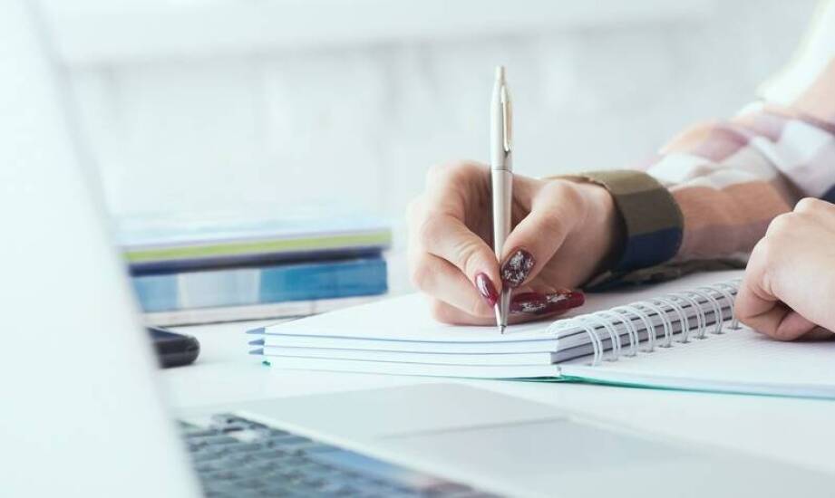 Jak skutecznie korzystać z nagrań wideo podczas nauki chemii?