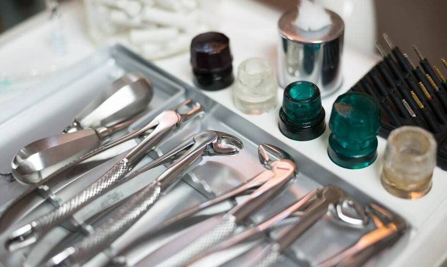 Jakie materiały są używane w procesie naprawy zębowych protez?