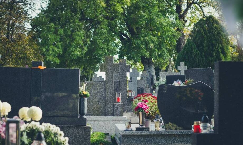 Wpływ ramek na nagrobkowe zdjęcia na atmosferę i odbiór miejsca spoczynku