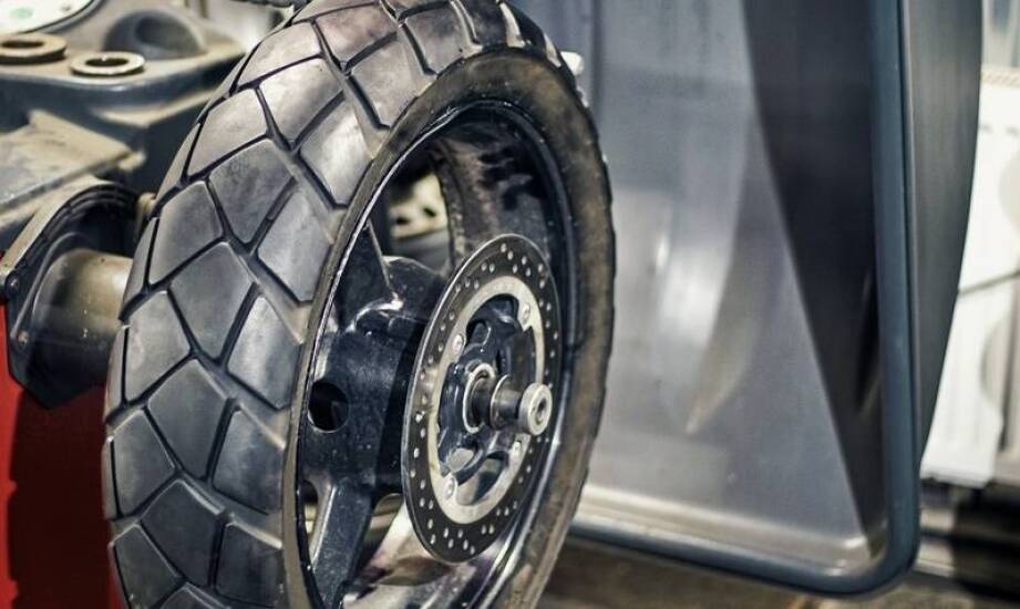 Jakie innowacyjne rozwiązania oferują sklepy z częściami do Jawy?