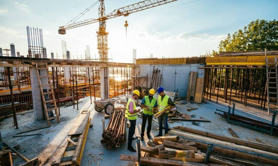 Wpływ wynajmu dźwigów na optymalizację prac budowlanych w Warszawie