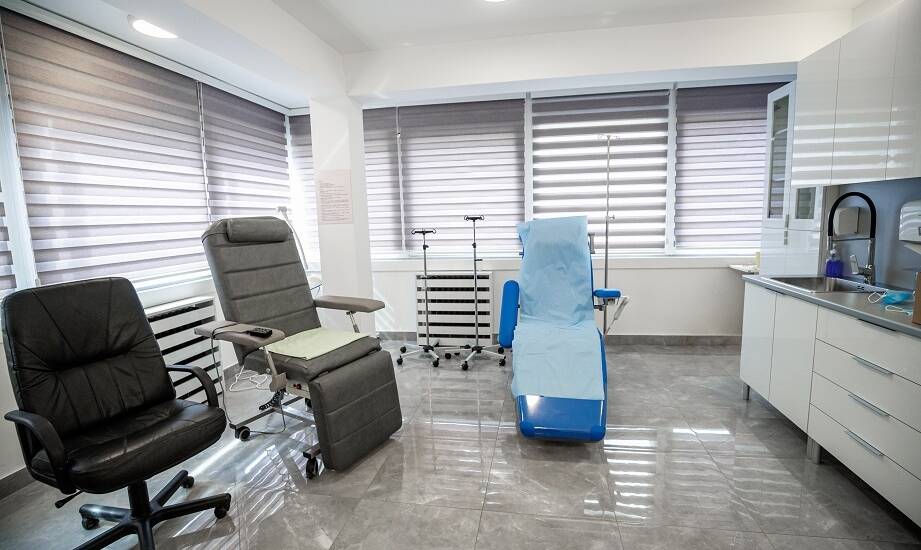 Zabiegowy fotel do pobierania krwi a zgodność z medycznymi normami