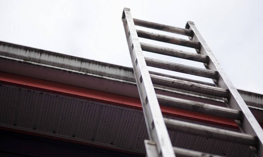 Porównanie akcesoriów do aluminiowych i laminatowych drabin