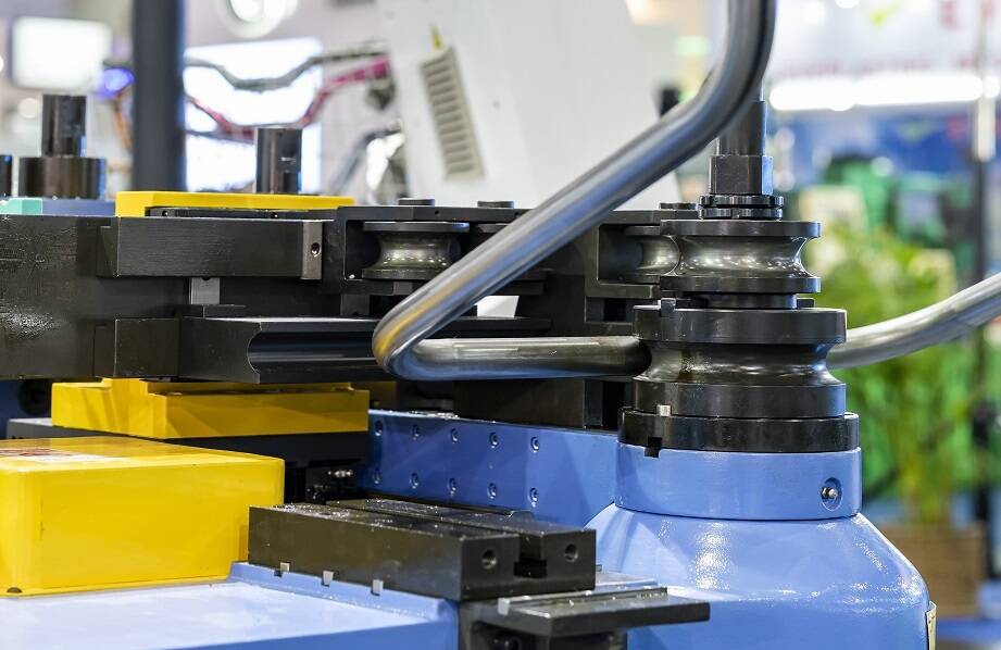 Nowoczesne urządzenia CNC w gięciu drutu – przyszłość obróbki metali