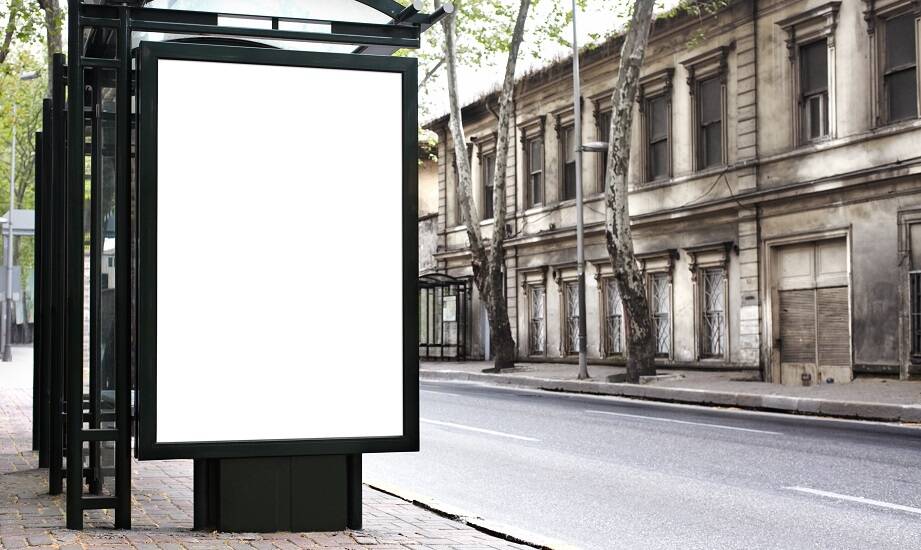 Jak bezpiecznie eksponować ważne ogłoszenia na zewnątrz?