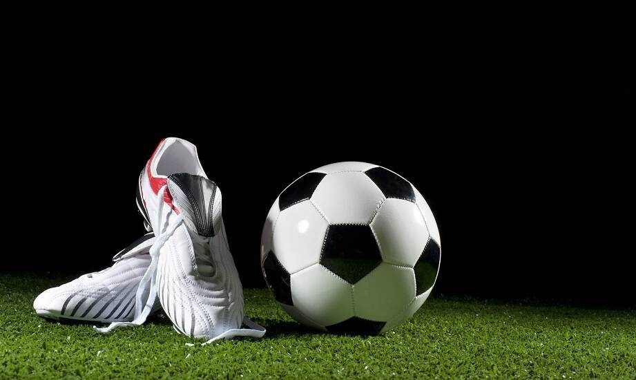 Kompletny przewodnik dla początkujących po butach piłkarskich na mokrą trawę