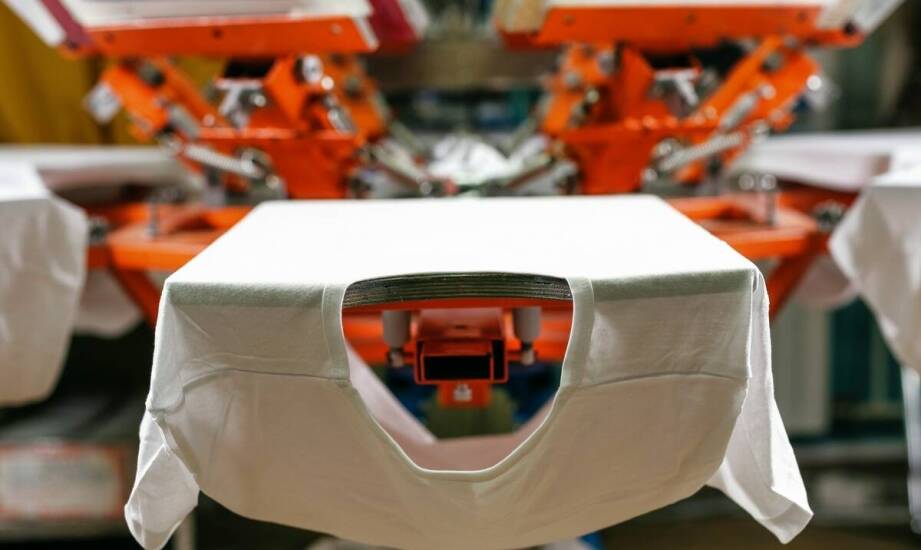 Zalety stosowania sitodruku w produkcji odzieży uniseksowej