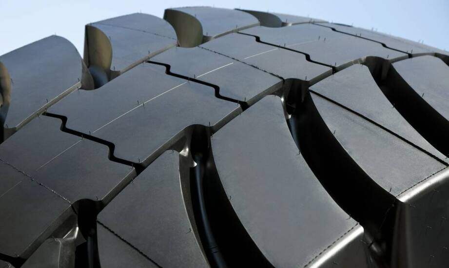 Jak opony 23.5R25 poprawiają przyczepność na śliskich nawierzchniach?