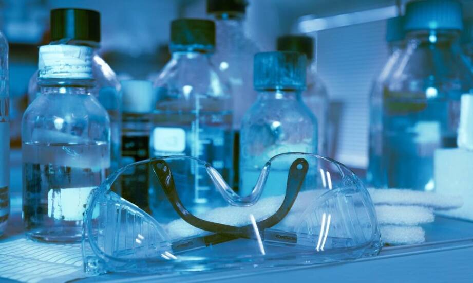 Przeciwpyłowe gogle a praca w wysokich temperaturach – jakie rozwiązania oferuje rynek?