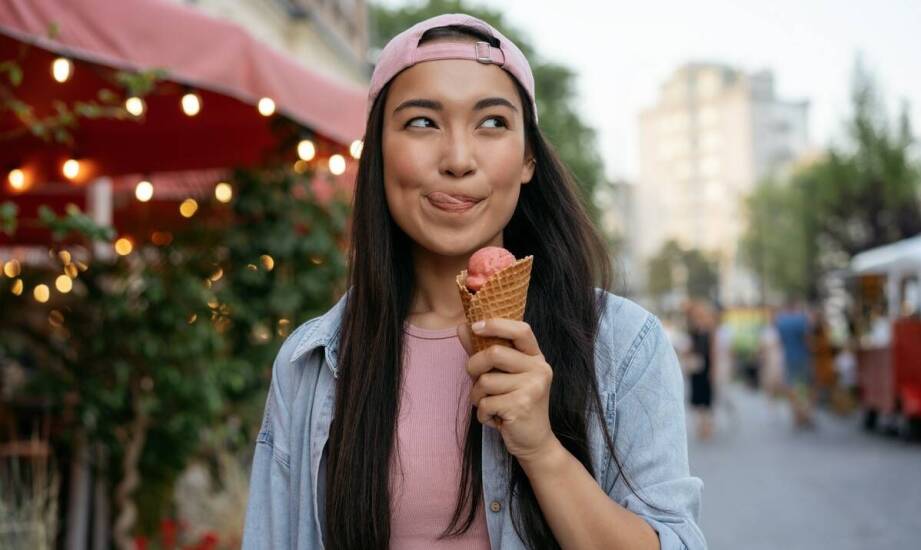 Kolorowe wafle jako element marketingowy w lodziarniach.