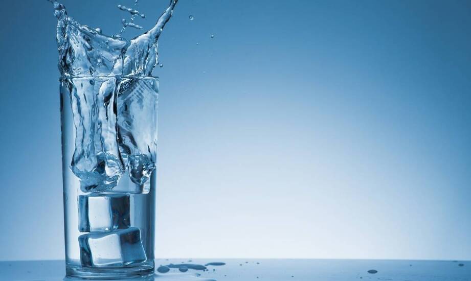 Jak uzdatnianie wody wpływa na smak i zapach wody pitnej?