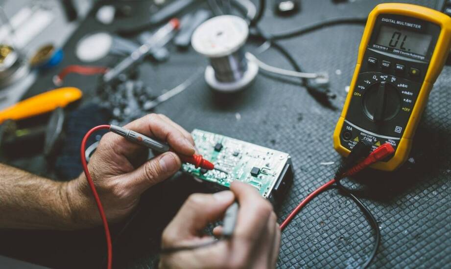 Jak oryginalne części wpływają na trwałość naprawy telefonu?