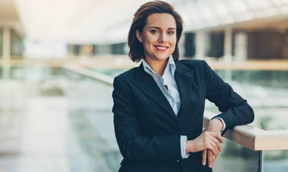 Jak personalizować damskie marynarki, by podkreślić swój indywidualny styl?