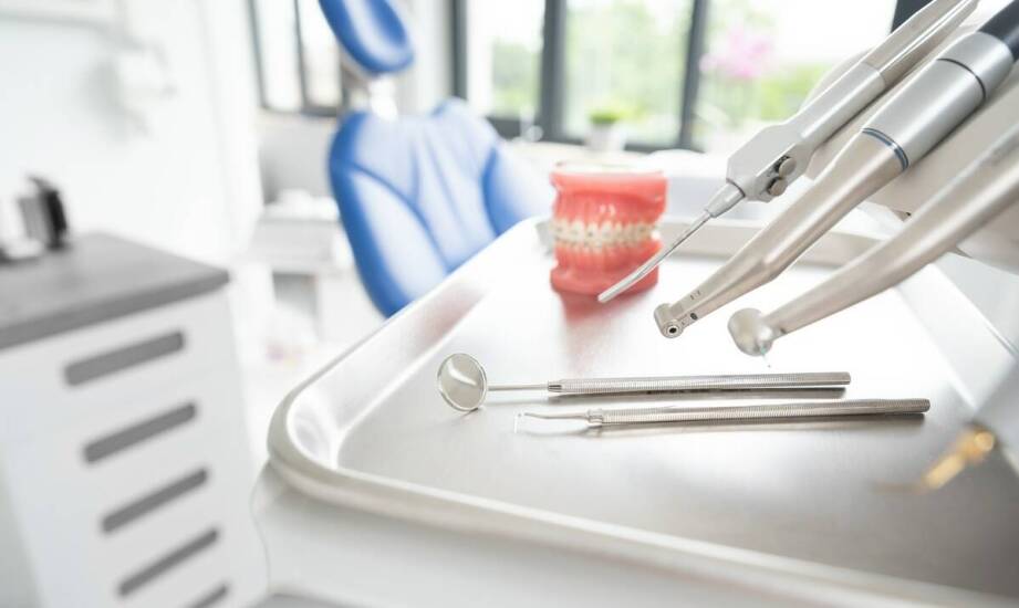 Czy ciąża może wpłynąć na czas noszenia ortodontycznego aparatu?