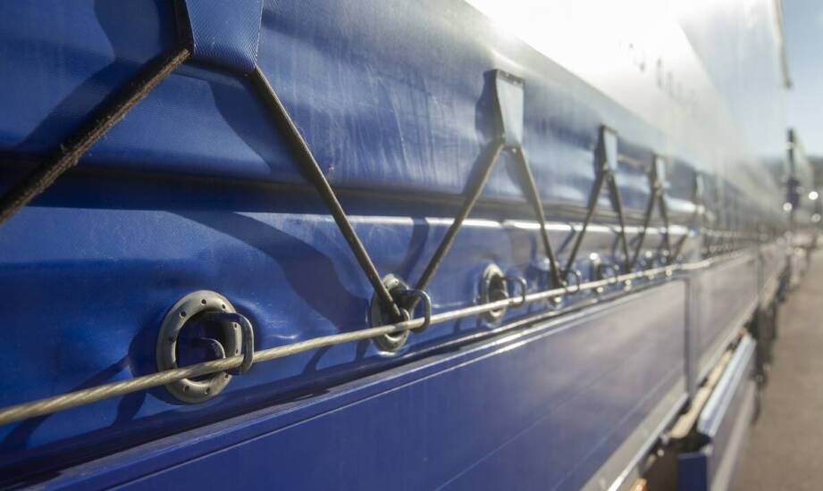 Korzyści ekonomiczne wynikające z użytkowania hakowych kontenerów z plandeką