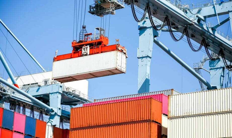 Jak terminowe dostawy otwartych kontenerów hakowych zwiększają efektywność pracy?