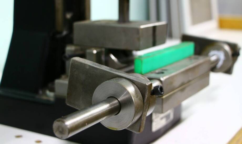 Badania materiałowe a bezpieczeństwo elastycznych gumowych płyt i arkuszy