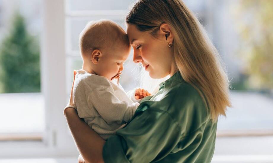 Jak noszenie dziecka w chuście wspiera karmienie piersią?