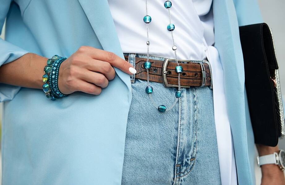 Jakie dodatki najlepiej pasują do damskich spodni jeansowych?