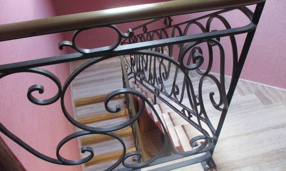 Nowoczesne i funkcjonalne rozwiązania balustrad na wewnętrzne schody