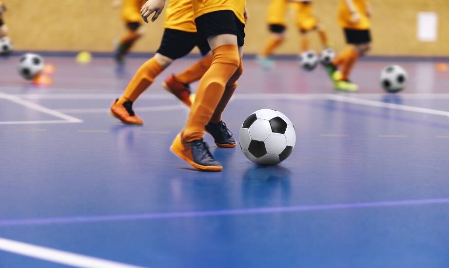 Buty dziecięce do piłki nożnej – jak wybrać model na halę?