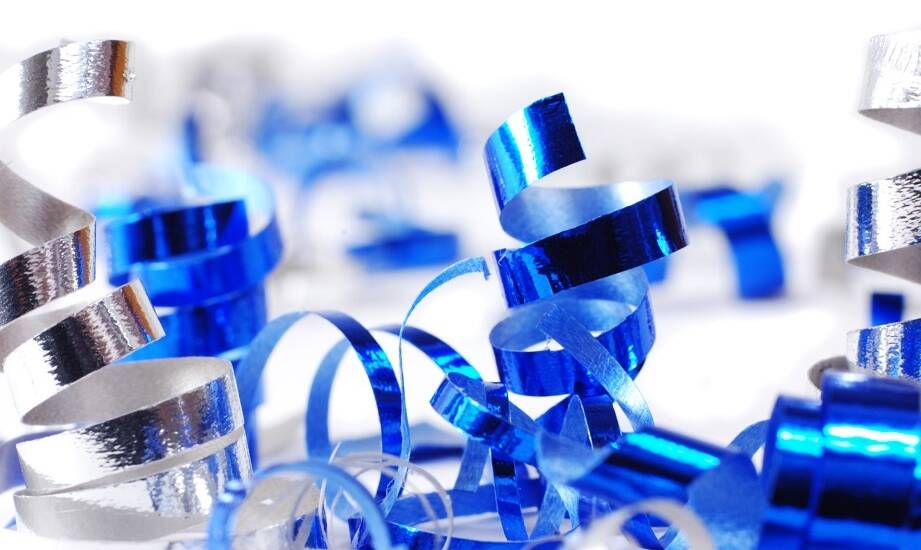 Jak wyrzutnia serpentyn wpływa na dynamikę i finał scenicznego wydarzenia?