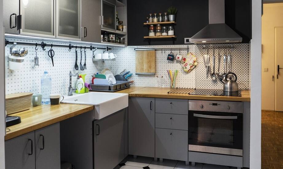 Jakie czynniki wpływają na wybór odpowiednich kuchennych mebli do małych przestrzeni?