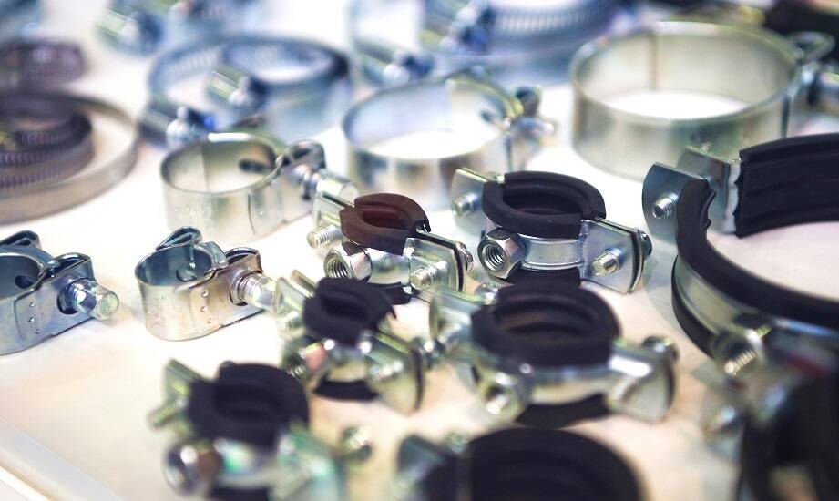 Obejmy do mocowania rur w infrastrukturze przemysłowej – co warto wiedzieć?