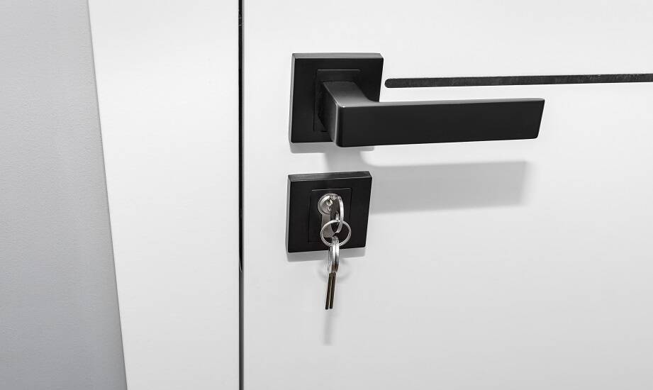 Jakie są korzyści z montażu prostokątnego pochwyty w drzwiach antywłamaniowych?