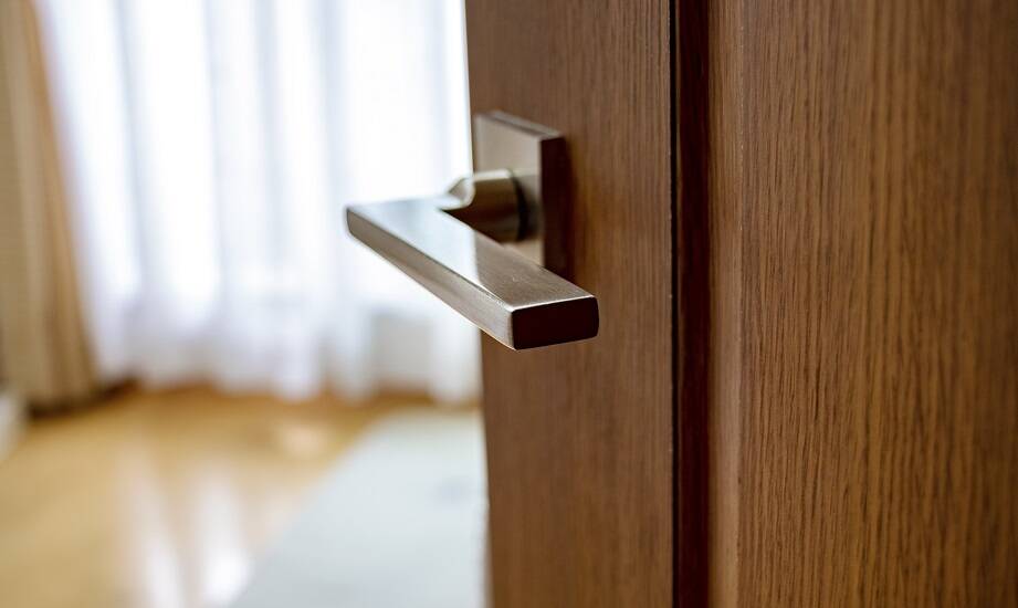 Nowoczesne trendy w designie drzwi: prostokątny pochwyt