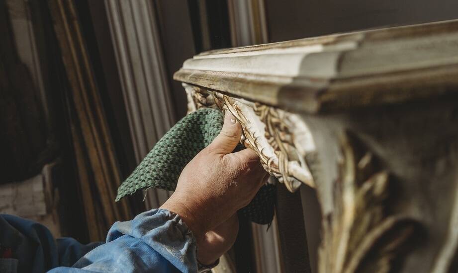 Sztuka renowacji antyków: Jak odzyskiwać dawny blask indyjskich mebli?