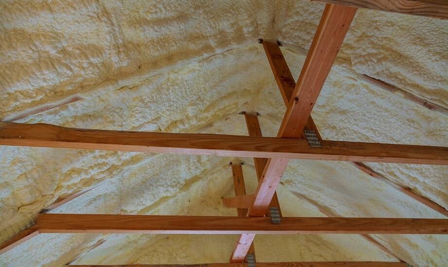 Jak PUR piana wpływa na energooszczędność budynków przy ocieplaniu dachów