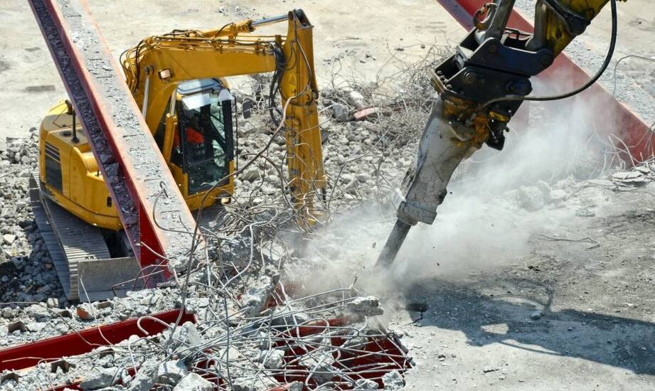 Proces wyburzania przemysłowych hal z wykorzystaniem mikroładunków