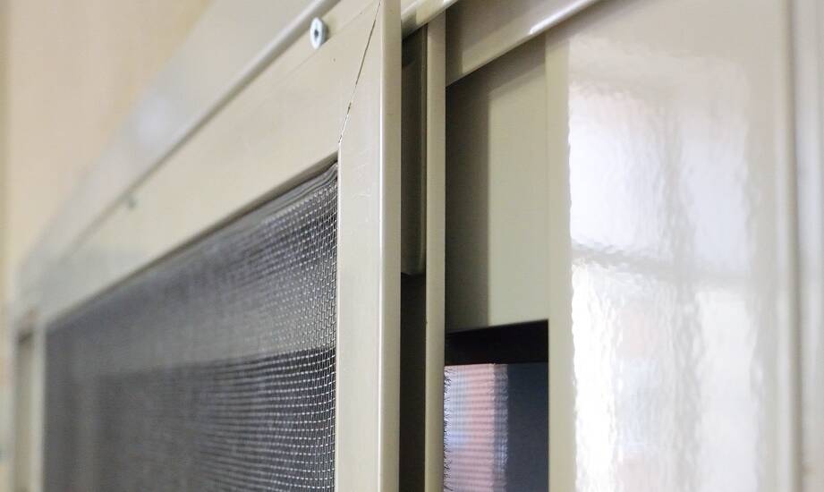Zalety przesuwnej moskitiery na balkon w codziennym użytkowaniu