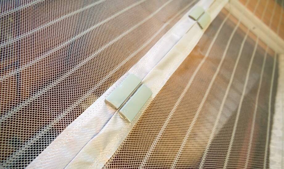 Czy plisowana moskitiera na drzwi balkonowe to odpowiednie rozwiązanie dla każdego domu?