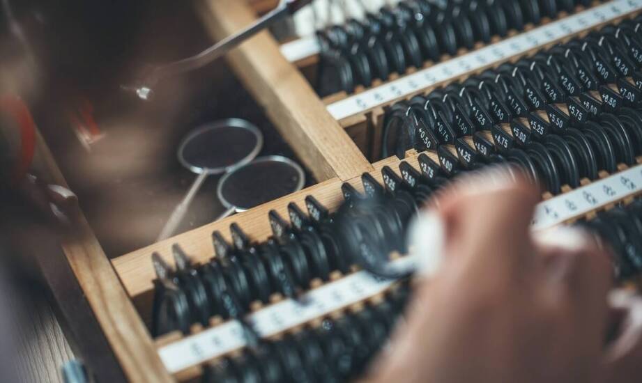 Proces dopasowania ortokorekcyjnych soczewek – co warto wiedzieć?