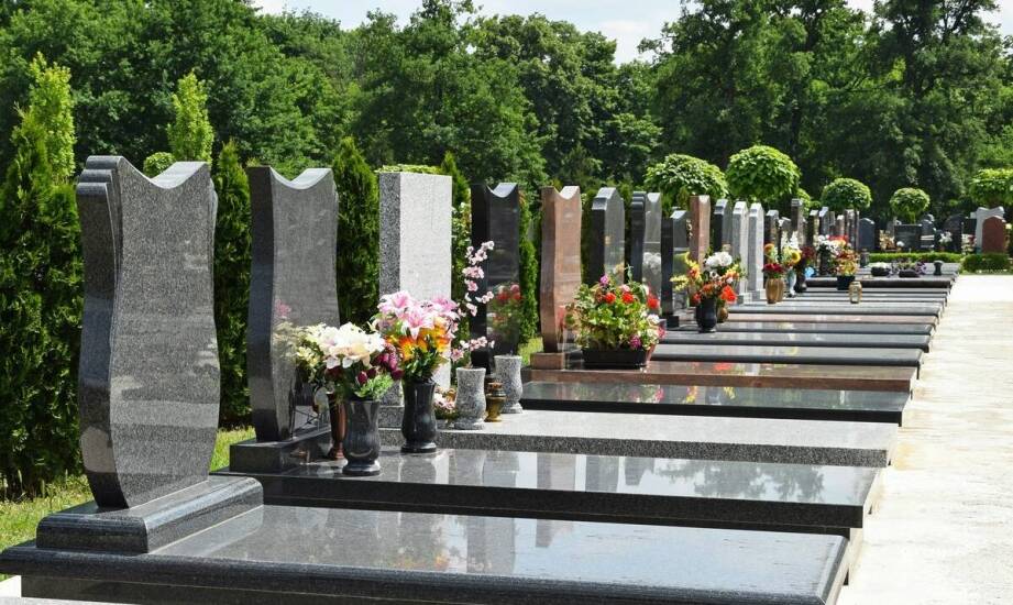 Granitowe nagrobki: przewaga nad innymi materiałami