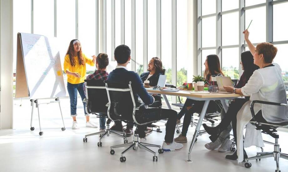 Jakie wyzwania wiążą się z organizacją szkoleń dla nowych pracowników HACCP?