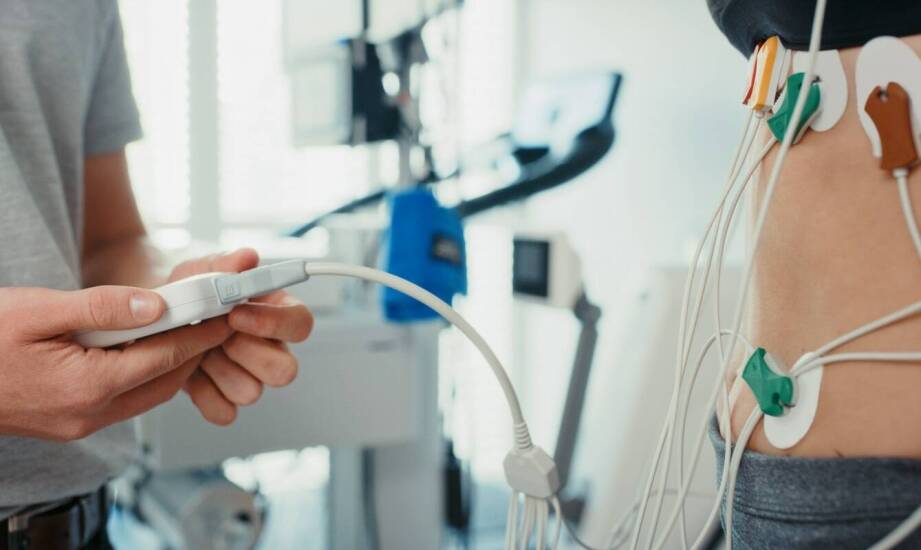 Badanie EEG jako kluczowy element terapii dla osób z zaburzeniami snu.