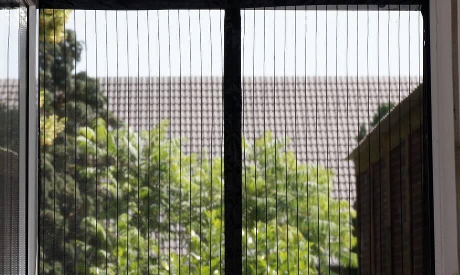 Funkcjonalność balkonowych moskitier na zawiasach w domach rodzinnych