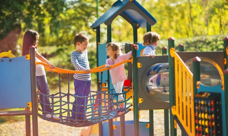 Jakie są wyzwania związane z utrzymaniem gumowej nawierzchni na placach zabaw?