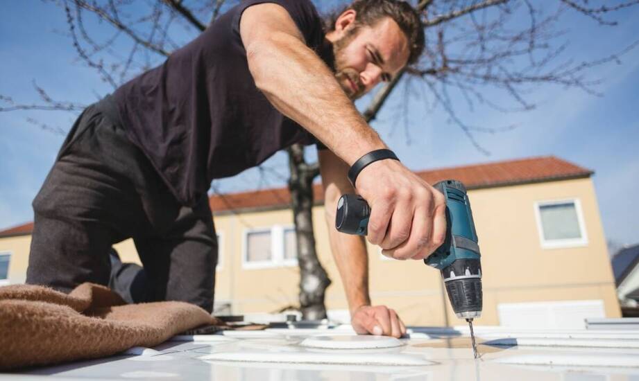 Jak profesjonalny montaż plandek wpływa na trwałość plandek?