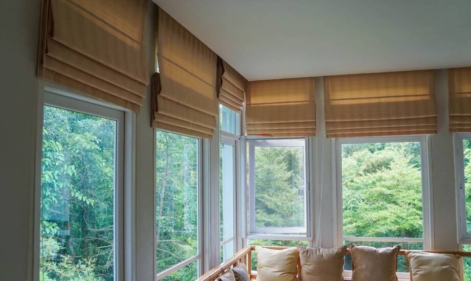 Przewaga rolet rzymskich nad tradycyjnymi zasłonami w pergolach.