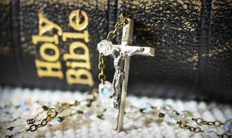 Złoty różaniec na palec: jak dopasować go do swojej garderoby?