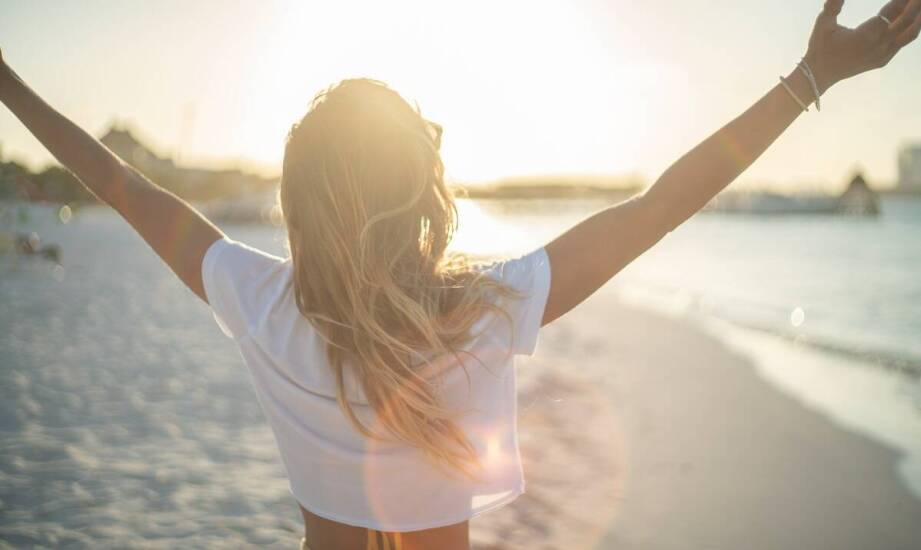 Mom fit szorty na wakacyjne wyjazdy – jak je stylizować?