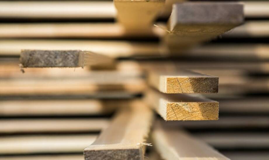 Kluczowe zalety budowlanej tarcicy z tartaku w Nysie w projektach konstrukcyjnych